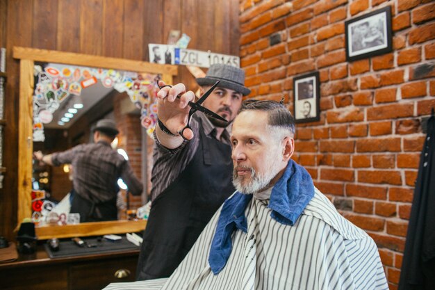 El abuelo se corta la peluquería en la peluquería