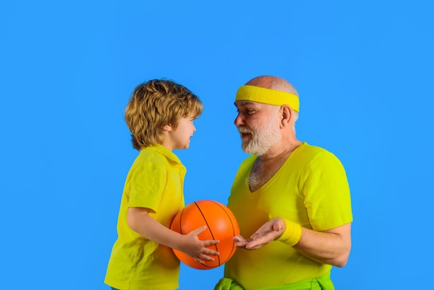 Abuelo enseñando a su nieto a jugar baloncesto en familia abuelo y niño jugando en familia