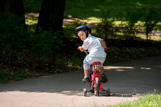 el abuelo feliz y el niño se divierten y juegan en el parque en un hermoso día soleado