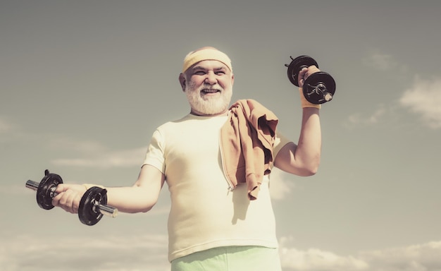 Foto abuelo haciendo ejercicio con mancuernas deporte para hombre mayor hombre mayor levantando pesas