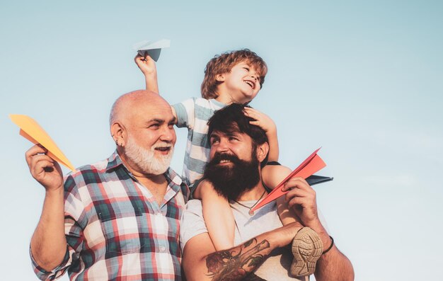 Abuelo con hijo y nieto divirtiéndose en el parque concepto del día del padre lindo niño abrazando a su padre