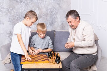 El abuelo que enseña a los chicos a jugar al ajedrez en la calle - LA NACION