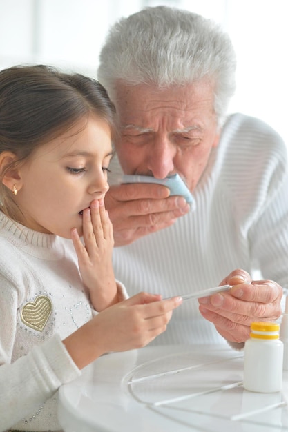 Abuelo jugando con nieta