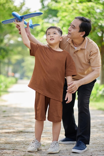 abuelo jugando con niño