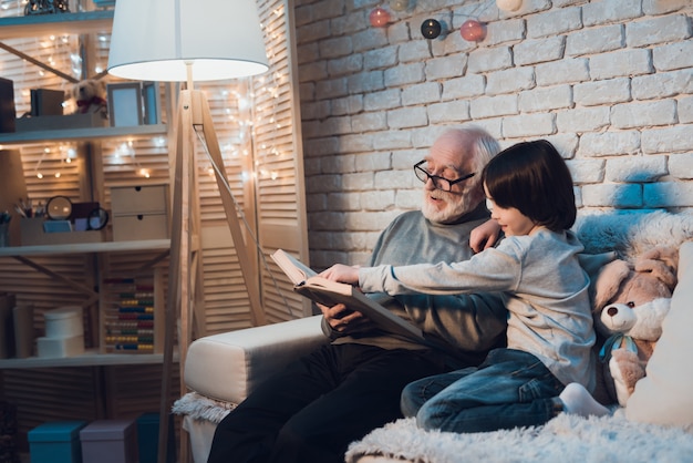 Abuelo leyendo el cuento de hadas a su nieto