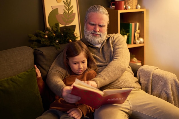 El abuelo leyendo un libro con la nieta