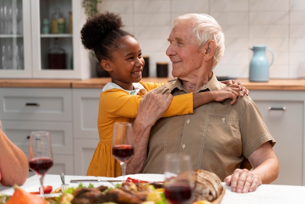 Abuelo y nieta celebrando el día de acción de gracias