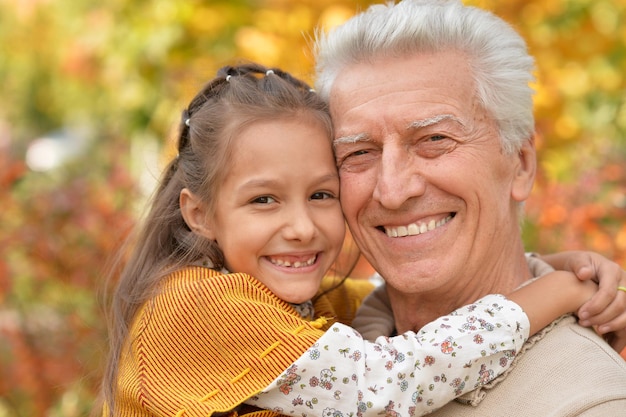 Abuelo y nieta felices