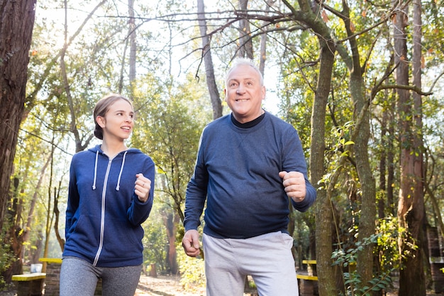 Foto abuelo y nieta haciendo ejercicio