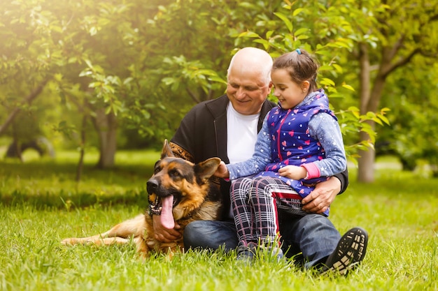 Abuelo y nieta sacando a pasear al perro