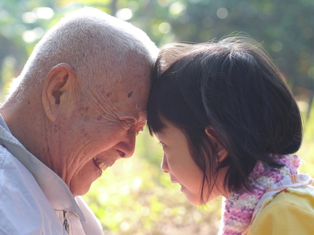 Abuelo y nieta