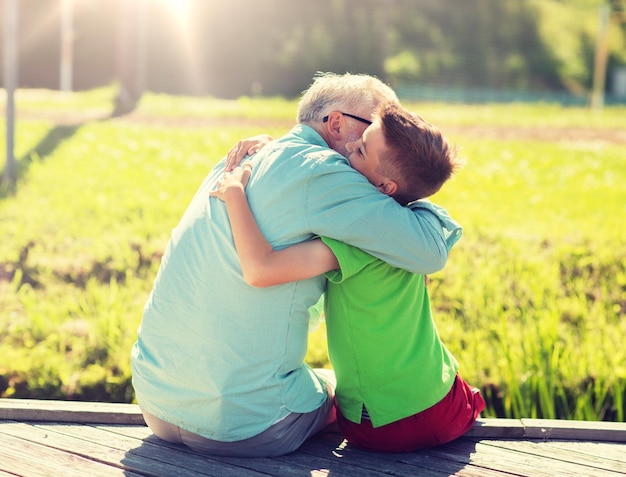 Foto abuelo y nieto abrazándose en la litera