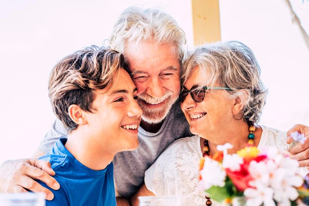 Foto un abuelo y un nieto alegres abrazándose