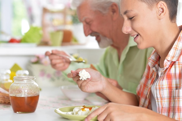 Abuelo y nieto desayunando