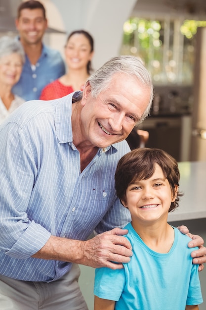 Abuelo y nieto con familia