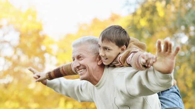 Abuelo y nieto felices en parque