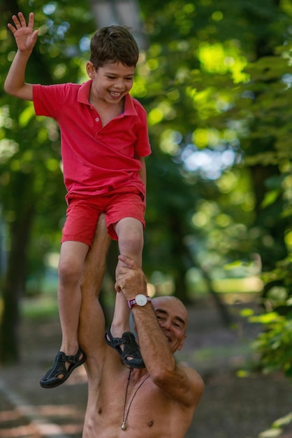 Abuelo y nieto haciendo ejercicio en el parque