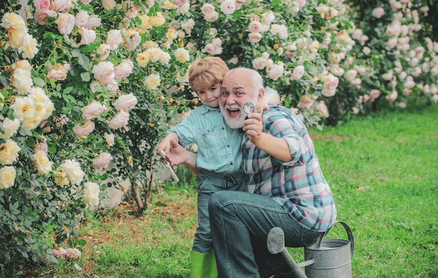 Abuelo con nieto jardinería juntos y abrazo abrazar feliz abuelo con su nieto wor