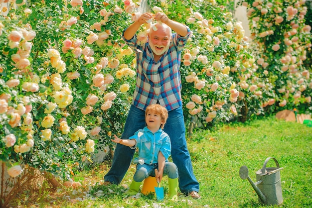 Abuelo con nieto jardinería juntos
