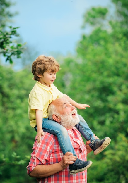 Abuelo y nieto jugando en el parque durante el día Tiempo divertido con el abuelo Happy joyfu