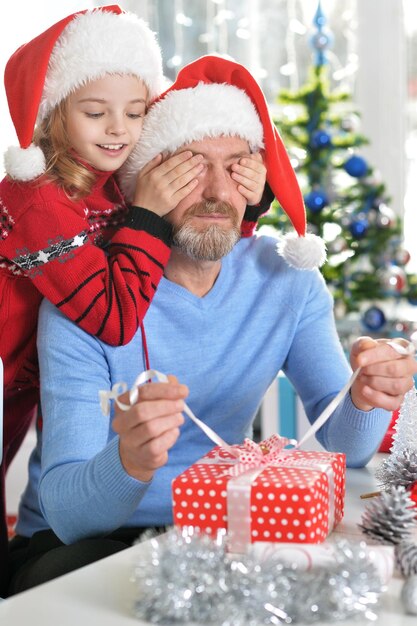 Abuelo con niña preparándose para Navidad