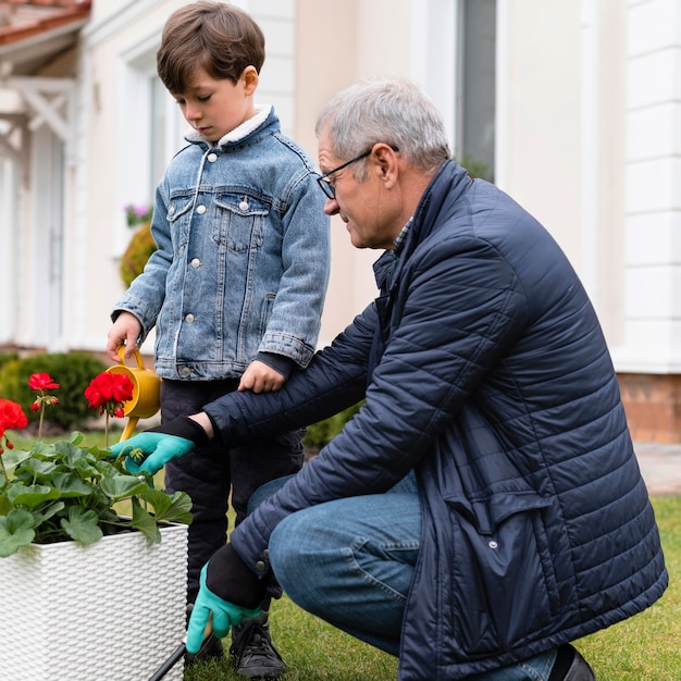 Abuelo y niño trabajando en el jardín.