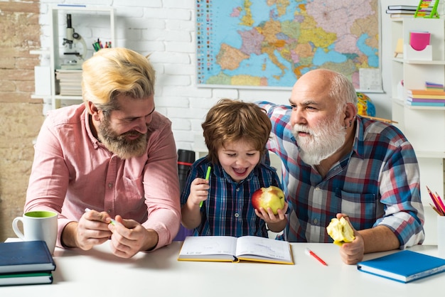 Abuelo padre e hijo hijo aprendiendo en casa aula niño aprendiendo a escribir y leer con pa