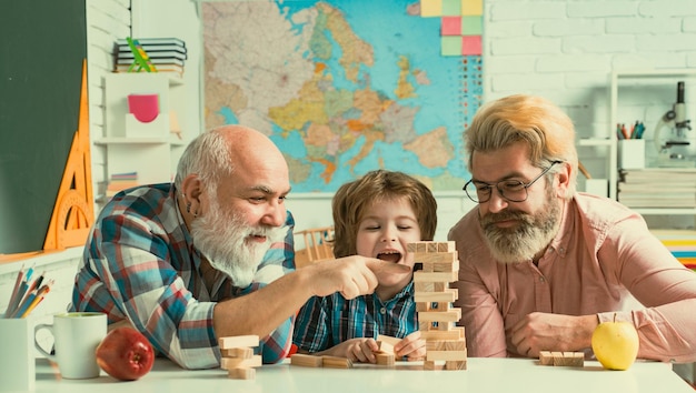 Abuelo padre e hijo pasando el fin de semana juntos hombres felices amoroso hombre de familia familia jugando jeng