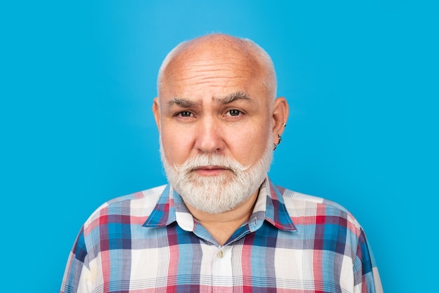 Abuelo pensionista jubilado concepto closeup retrato emocional de un viejo hombre senior maduro con gr