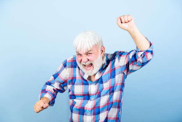 Abuelo en retiro hombre barbudo maduro con peluca blanca Concepto de pérdida de cabello hombre mayor con barba gris cuidado de la salud enojado viejo abuelo peluquero y peluquero moda masculina Hazlo con estilo