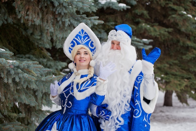 Abuelo ruso Frost - Papá Noel ruso y su nieta - Snegurochka. Celebrando el año nuevo en Rusia