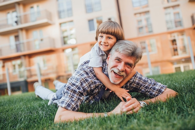 Abuelo y su nieto divirtiéndose