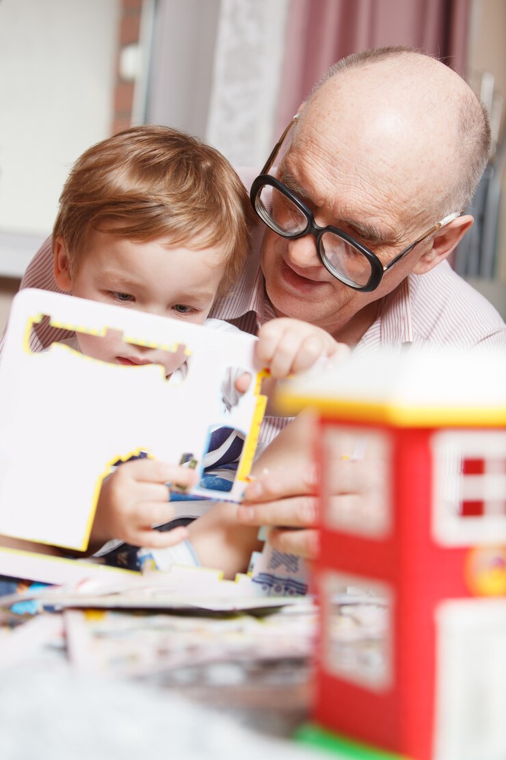El abuelo y su nieto jugando