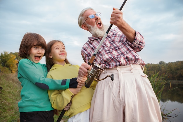 Abuelo y sus dos nietos pescando