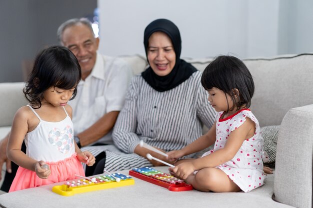 Abuelo con sus nietas jugando juntas