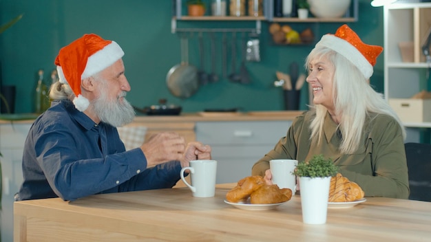 Los abuelos ancianos románticos de mediana edad se relajan juntos