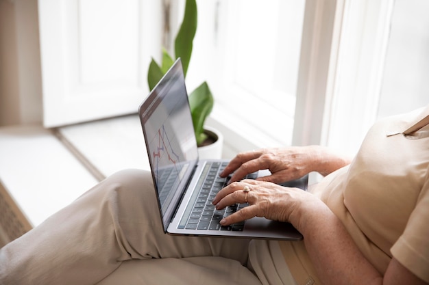 Abuelos aprendiendo a usar dispositivos digitales