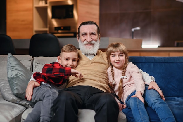 Foto los abuelos jugando y divirtiéndose con su nieta