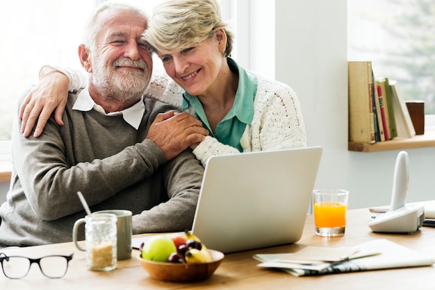 Abuelos modernos charlando con su nieta