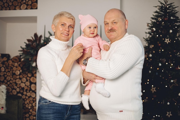 Abuelos con una nieta bebé