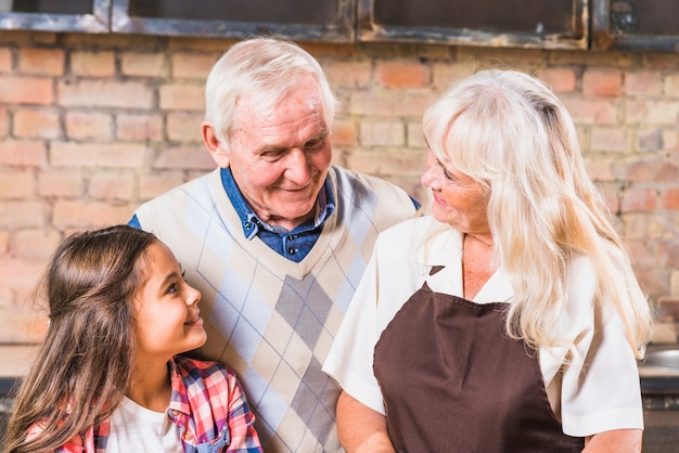 Abuelos con nieta en cocina