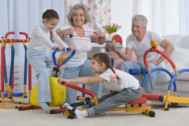 Abuelos y nietas haciendo ejercicio en casa