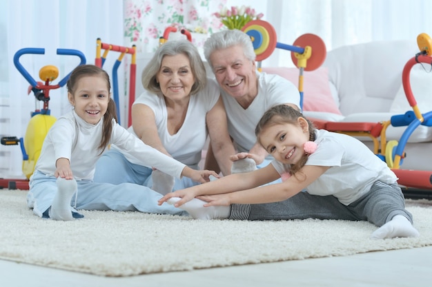 Abuelos y nietas haciendo ejercicio en casa