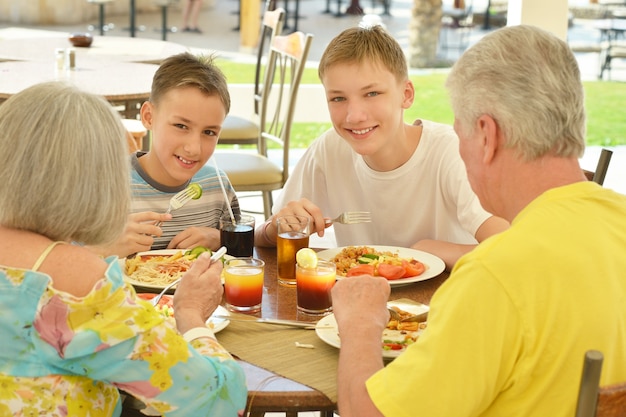 Abuelos con nieto en el desayuno en el resort tropical