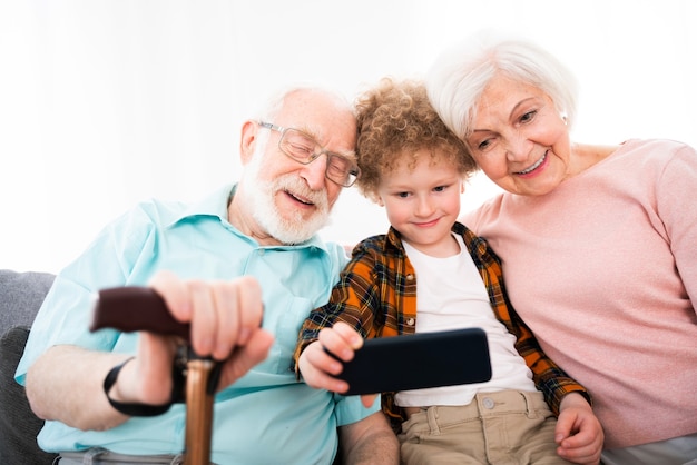 Abuelos y nieto jugando en casa - Familia en casa, abuela y abuelo cuidando sobrino