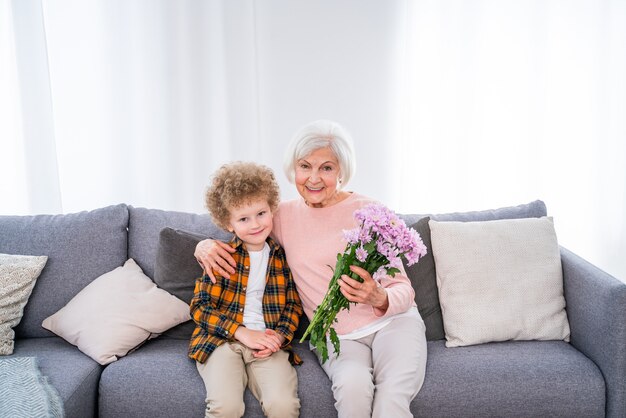 Abuelos y nieto jugando en casa - Familia en casa, abuela cuidando a sobrino