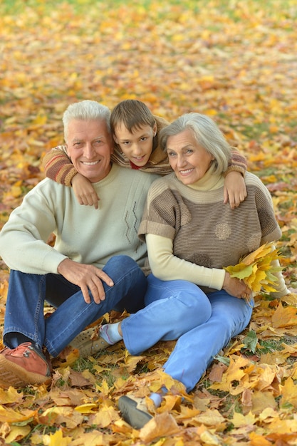 Abuelos y nieto juntos en el parque otoño