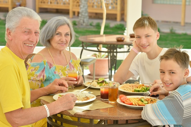 Foto abuelos con nietos en el desayuno en el resort tropical