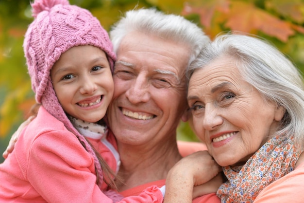 Abuelos y nietos felices