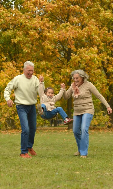 Abuelos y nietos juntos en el parque otoño